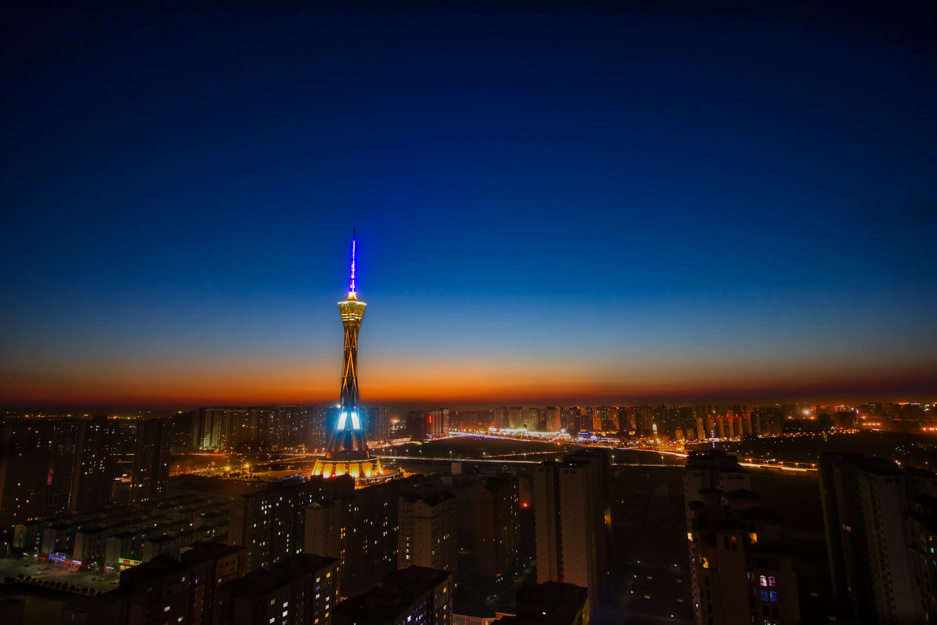 法国队在欧预赛中获得一场艰难的胜利，法国队2020欧预赛球衣图片